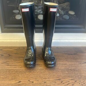 Hunter Patent tall rain boots 38 eur/ 8US. Slightly worn. Some side scratches.